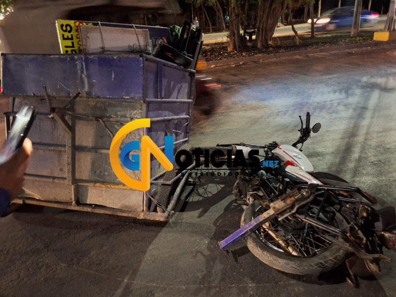 Un conductor en completo estado de ebriedad impactó a una pareja de tianguistas que se transportaban en una motocicleta y en un intento de darse a la fuga chocó a una camioneta