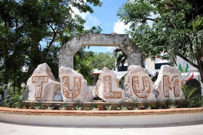 Autoridades develan emblemáticas letras de Tulum por aniversario como Pueblo Mágico