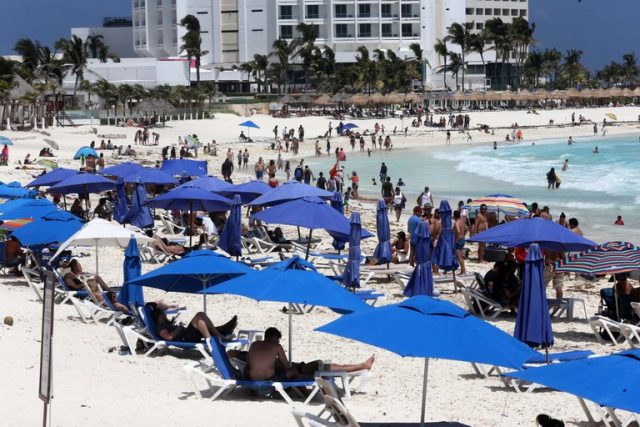 Cancún: unos 300 contagios diarios impiden relajar restricciones