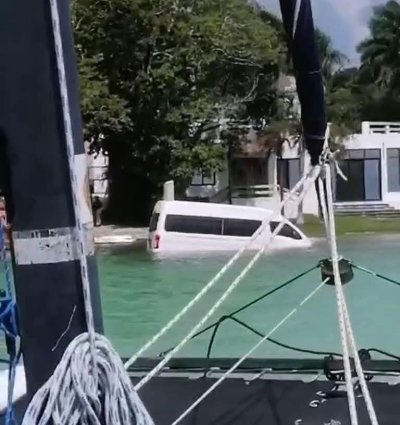 Clausuran hotel en Bacalar tras caída de una van a la laguna