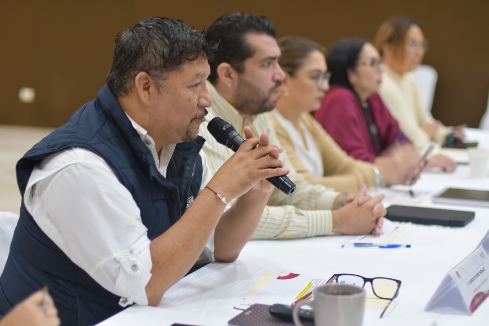 Comunicado Agencia de Proyectos Estratégicos del Estado de Quintana Roo. 19 de noviembre de 2025.  Aprobó la Junta de Gobierno de AGEPRO acciones clave para la administración ordenada del patrimonio estatal  -Permite fortalecer la certeza jurídica, el ordenamiento territorial y la adecuada administración de bienes inmuebles propiedad del estado  Chetumal.- La Agencia de Proyectos Estratégicos del Estado de Quintana Roo (AGEPRO), llevó a cabo la Tercera Sesión Extraordinaria de la Junta de Gobierno, en la cual se revisaron y aprobaron diversos asuntos orientados a fortalecer la certeza jurídica, el ordenamiento territorial y la adecuada administración de bienes inmuebles propiedad del estado, en beneficio de las familias quintanarroenses.  En el marco del Nuevo Acuerdo por el Bienestar y Desarrollo de Quintana Roo, que impulsa la gobernadora Mara Lezama Espinosa, estas acciones reafirman el compromiso con la justicia social, la transparencia y la construcción de un estado más equitativo. La coordinación entre los tres órdenes de gobierno permite avanza hacia la prosperidad compartida.  Al respecto, el director general de AGEPRO, Carlos Flores Hidalgo, que: “estas decisiones representan pasos firmes hacia una administración territorial responsable y orientada al beneficio público. Nuestro deber es garantizar que cada proceso, permuta o enajenación se realice con estricto apego a la ley y priorizando el bienestar social”, indicó.  La AGEPRO continúa trabajando de manera coordinada con las dependencias involucradas para asegurar procesos administrativos transparentes, fortalecer el ordenamiento territorial y garantizar el manejo responsable del patrimonio inmobiliario del estado.   cgc.qroo.gob.mx    qroo.gob.mx