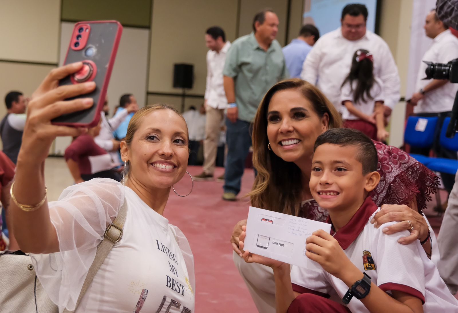 De manera histórica, entrega Mara Lezama mil 442 becas para estudiantes de Cozumel