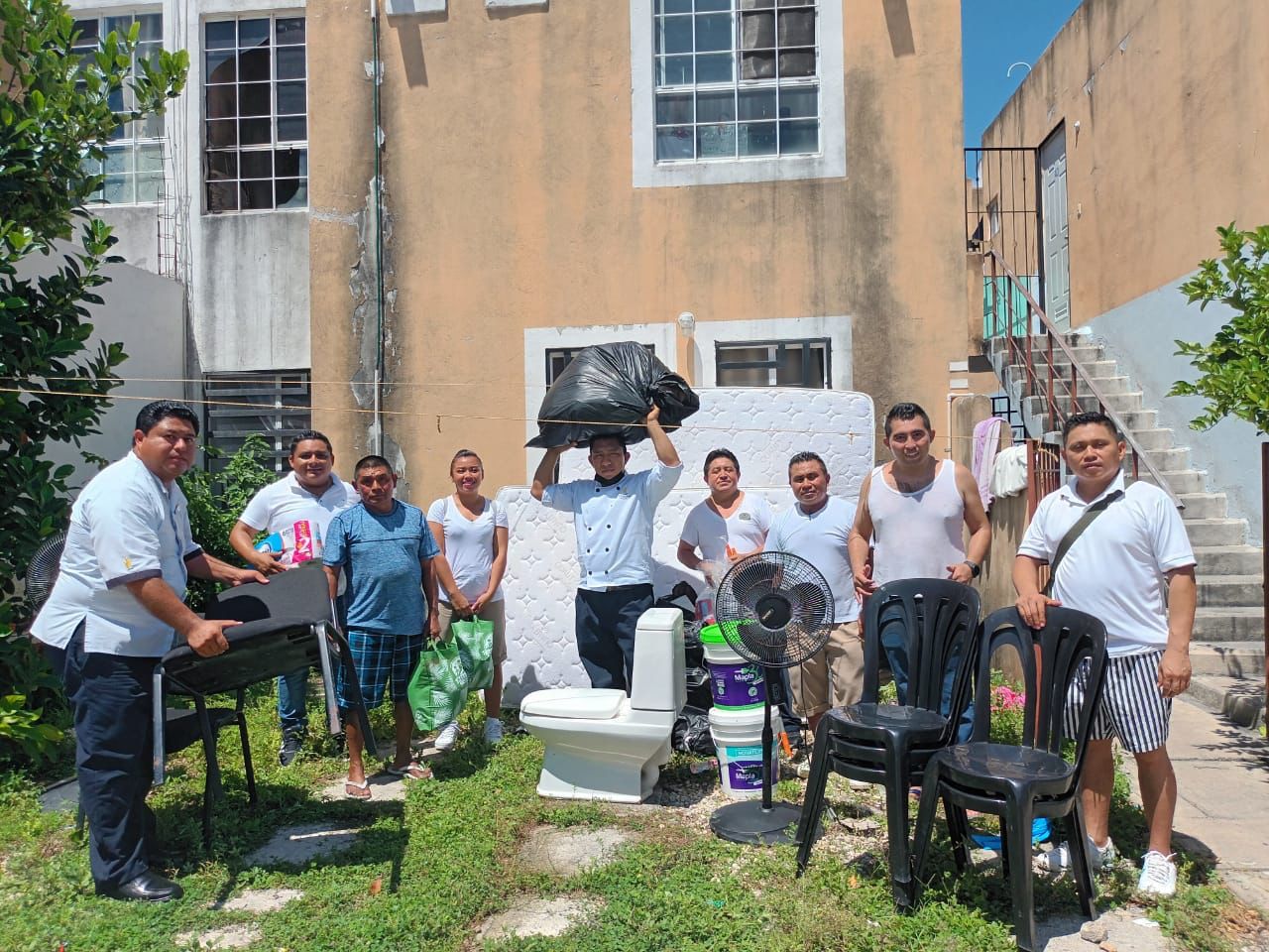 Delegados de la CROC y trabajadores del Hotel Platinum Yucatán Princess rehabilitan vivienda de agremiado que fue incendiada.