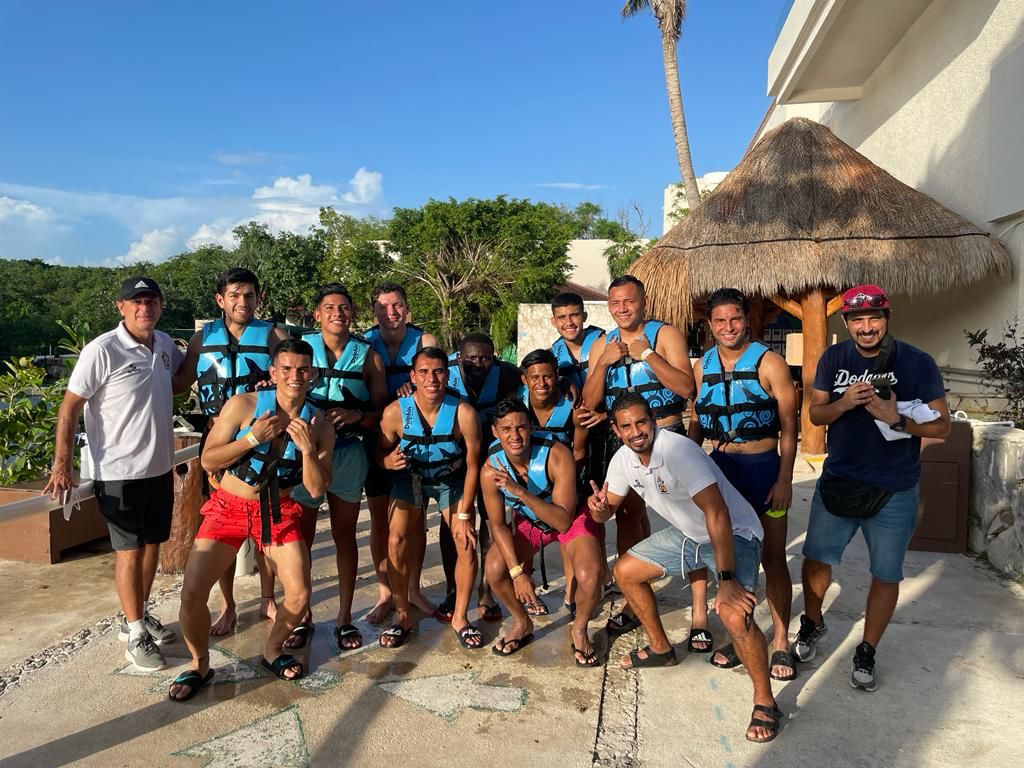 DOLPHIN DISCOVERY RECIBE AL INTER PLAYA DEL CARMEN