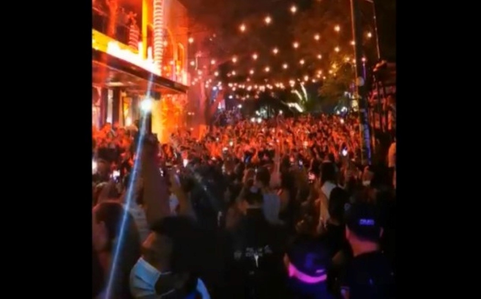 En Playa del Carmen, turistas abarrotan calles para celebrar Año Nuevo pese a covid-19