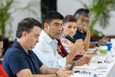 Gobierno de Playa del Carmen alerta sobre red de empresas clandestinas colgadas en postes de telefonía, electricidad y alumbrado público