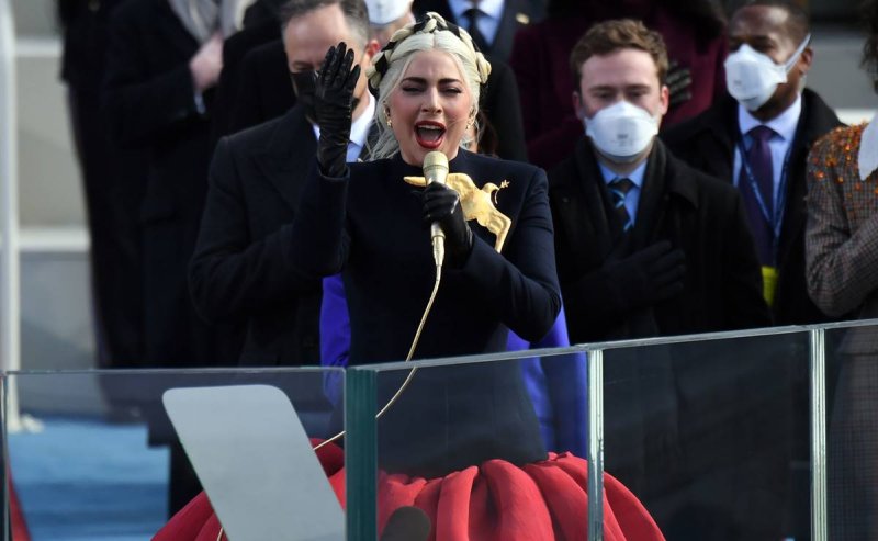 Lady Gaga canta el himno de EU en la toma de posesión de Joe Biden