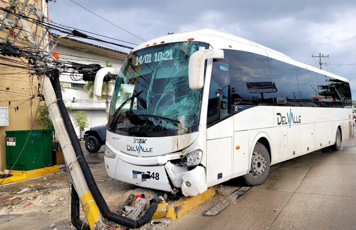 Operador de autobuses se impacta contra poste.