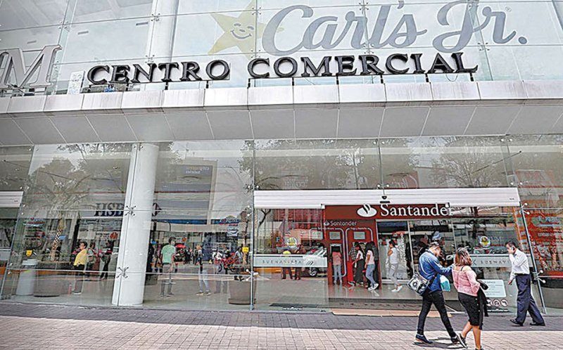 Por covid, cierra una de 4 tiendas en centros comerciales