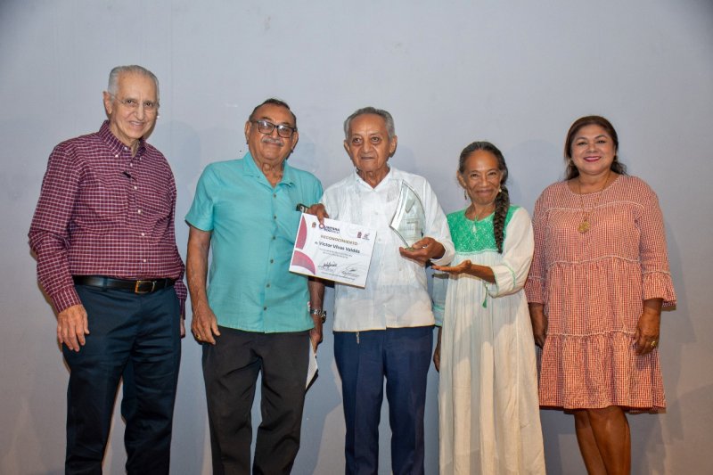 Rinde homenaje la FPMC al escritor cozumeleño Víctor Vivas Valdés