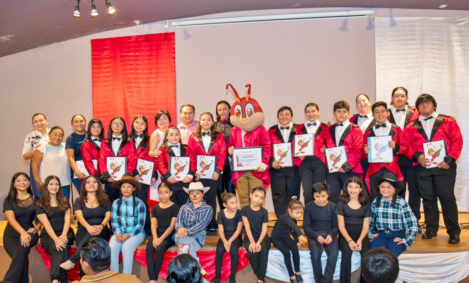 Rinde la FPMC homenaje a Cri-Crí con un emotivo recital