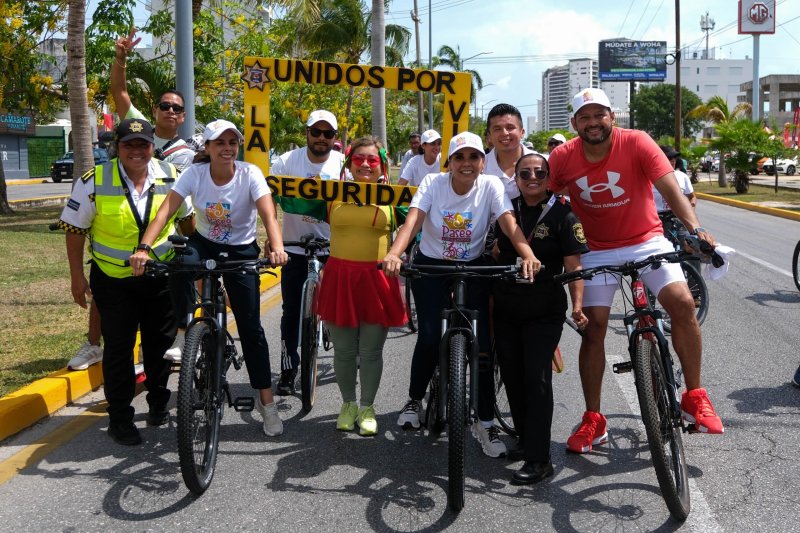 Rodeadas de familias completas, Mara Lezama y Ana Paty Peralta encabezan el Paseo Cancunense