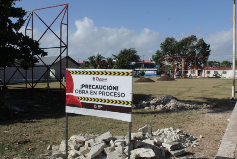 SEOP realiza trabajos de rehabilitación del parque Proterritorio 1 en Chetumal