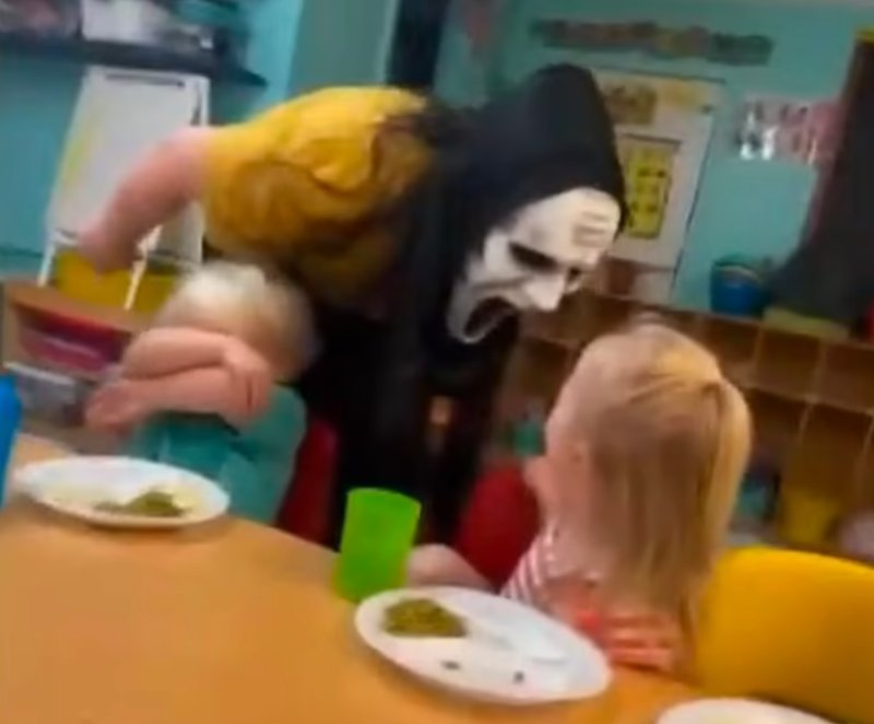 ¿Spooky season? Empleada de guardería asusta a niños con una máscara de ‘Scream’ y la despiden