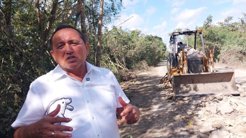 Supervisa Nivardo Mena avance de bacheo en la carretera Kantunilkin-Quintana.