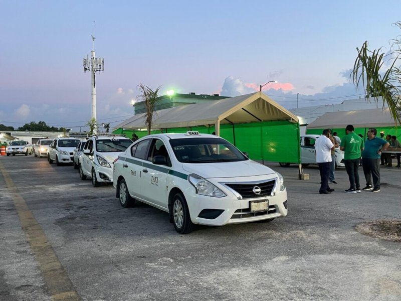 Taxistas de Cancún reciben pavos navideños como muestra de agradecimiento