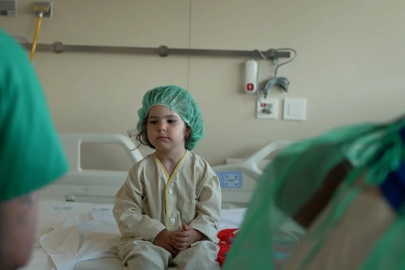 Alejandra, la niña que no podía respirar y gracias a los médicos del 12 de Octubre ha soplado las