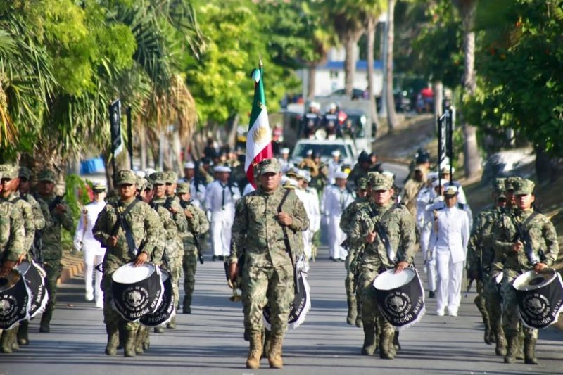 Atenea Gómez encabeza Desfile Cívico-Militar por el 216 Aniversario de la Independencia de México