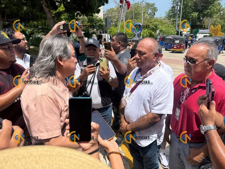 Mototaxistas provocan caos vial durante protesta en el centro de Cancún
