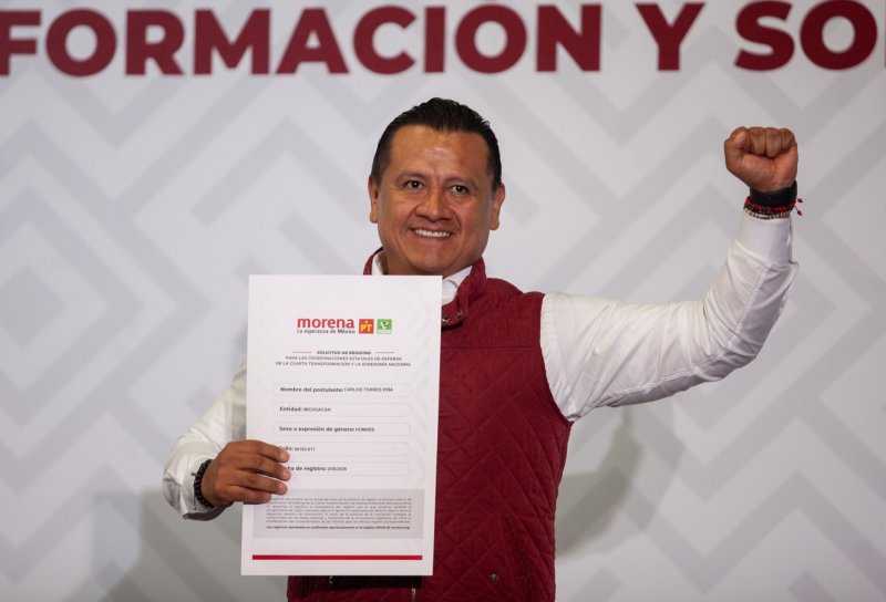 Carlos Torres Piña se impuso al senador Raúl Morón, quien buscaba por segunda ocasión la nominación