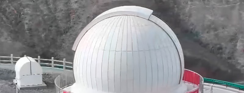 Cuando pensamos en un gran telescopio, solemos imaginar una carrera por ver más lejos, distinguir