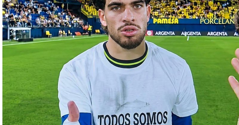 El internacional marroquí saltó al campo como todos los demás jugadores por la iniciativa impulsada