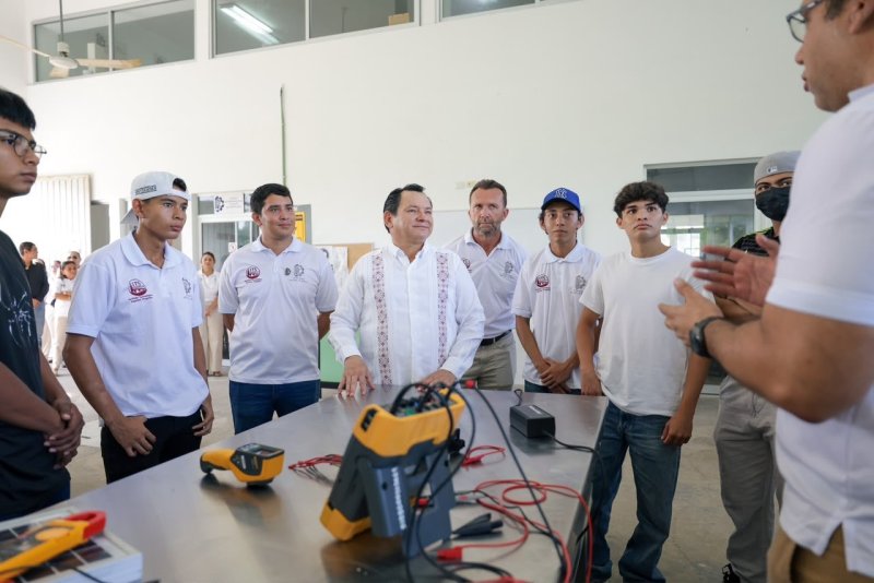 Gobernador entrega equipos al Tecnológico de Progreso para impulsar la innovación