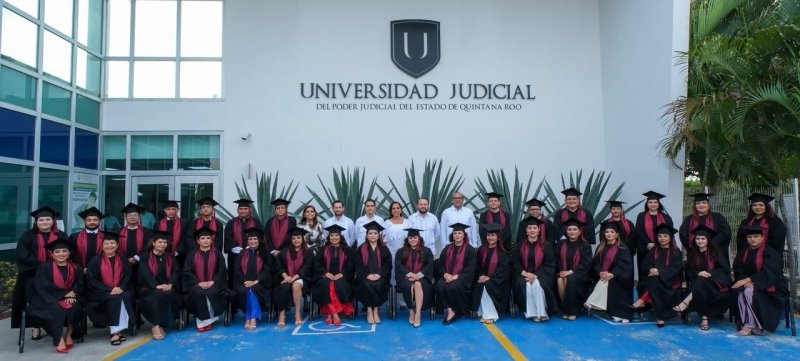 Gobernadora de Quintana Roo celebra graduación de maestría y especialidad en derecho
