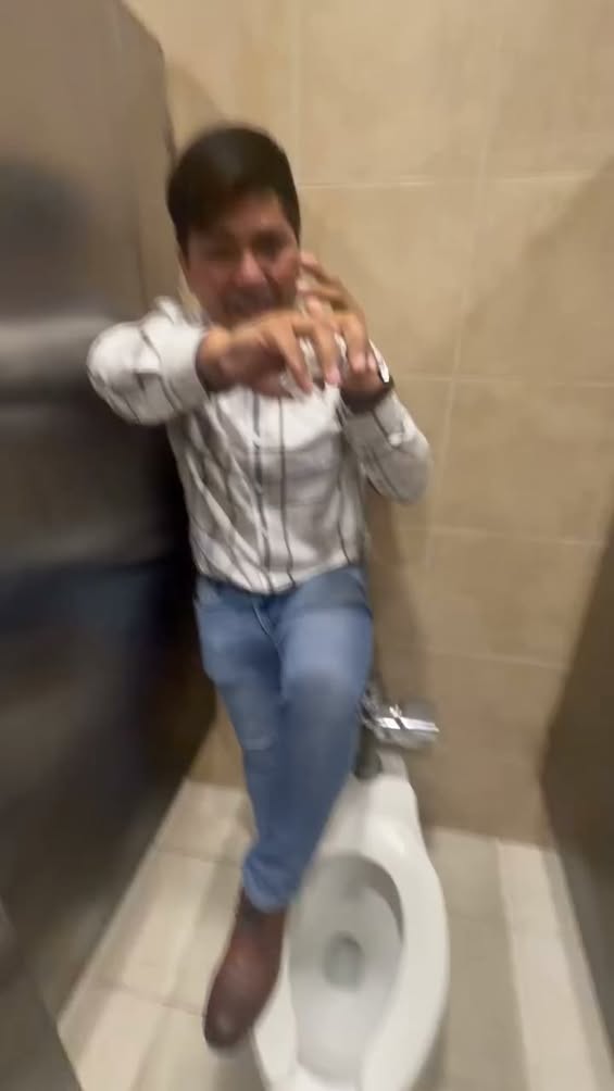 Padre graba a hombre que entra a baños de mujeres con su hija