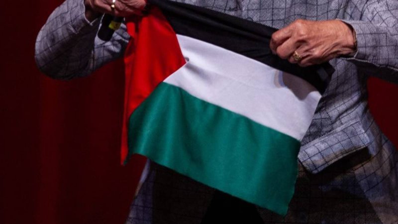 Usuarios denunciaron en redes la presencia de una bandera de Palestina junto a la decoración de