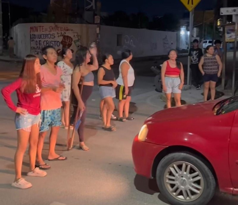 Vecinos de Villas Otoch bloquean avenida Tules por aguas negras