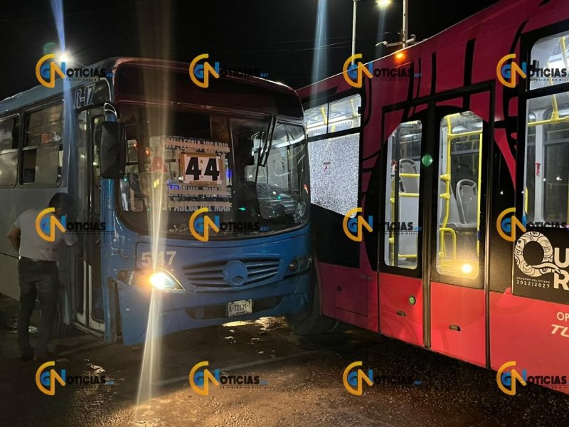 Accidente entre dos camiones de transporte público en Cancún