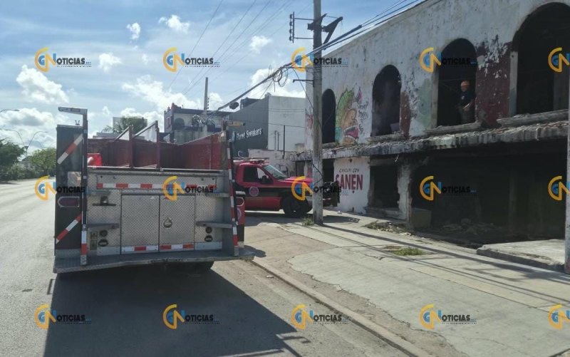 Bomberos detienen incendio en edificio abandonado de Cancún