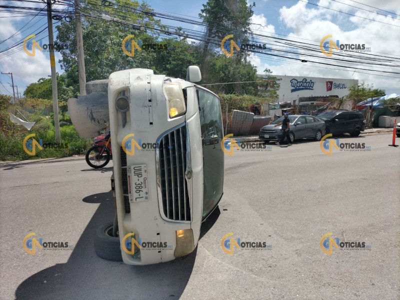 Camioneta Dodge se volcó tras colisión con tráiler de Pemex en Cancún