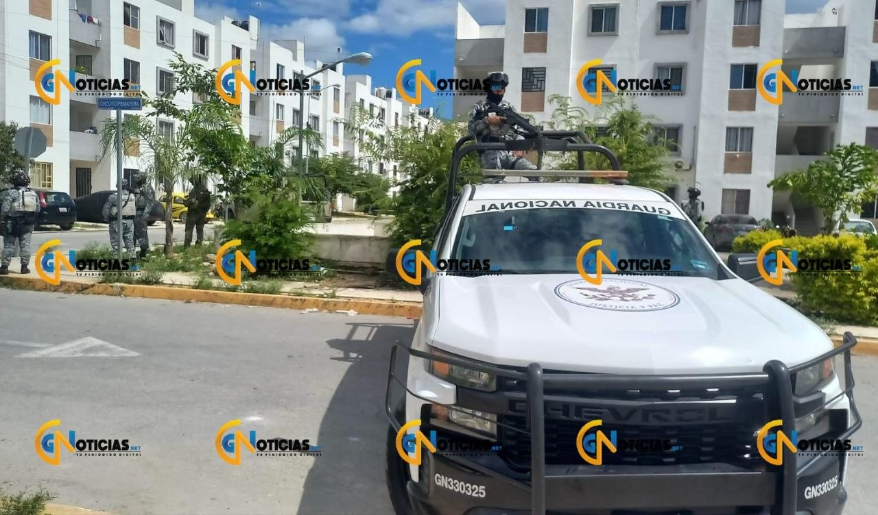 Cancún.- Bajo el número de expediente 122/2026, elementos de la Fiscalía General del Estado catearon un domicilio, ubicado en el edificio 48, departamento D, del fraccionamiento Paseo Kusamil, en la Supermanzana 110, en el que se vendía droga.