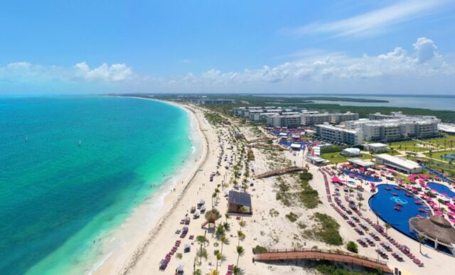 Cancún lidera búsquedas, pero falta de vuelos impide reservas
