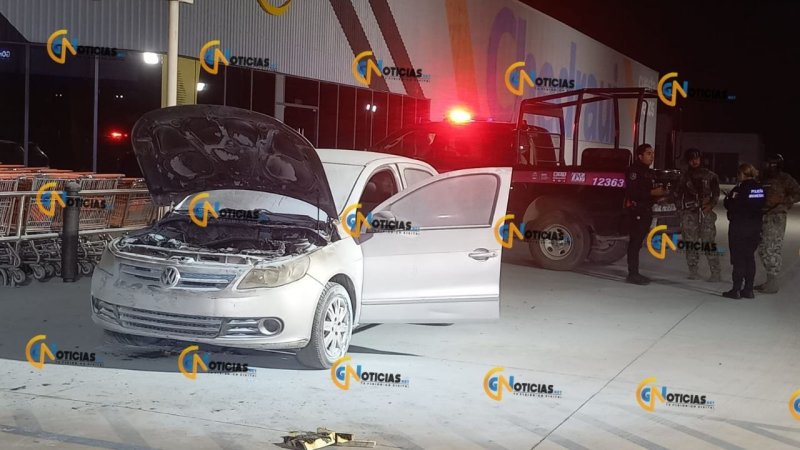 Cancún.- Un vehículo estuvo a punto de terminar como chatarra al incendiarse en las afueras de un supermercado de Rancho con Periférico, pero gracias a la oportuna intervención logró controlarse.