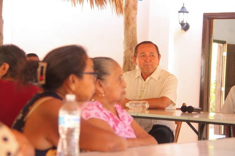 Convive Nivardo Mena con Dignatarios Mayas de Kantunilkín.