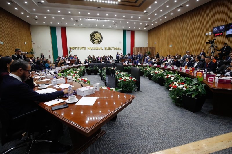 El empresario José Alfredo Hernández Casillas pasó de ser proveedor de material electoral a tomar decisiones en el INE