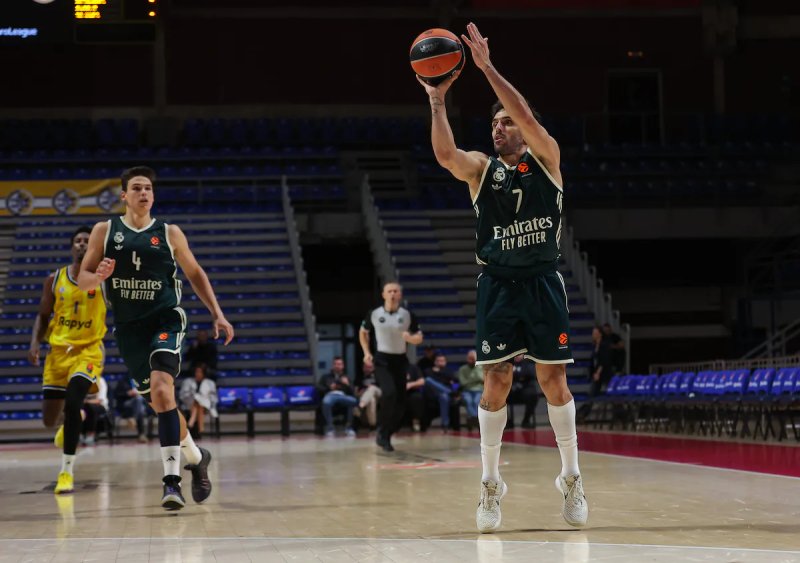 El Madrid se hincha a triples en su victoria ante el Maccabi (99-113)