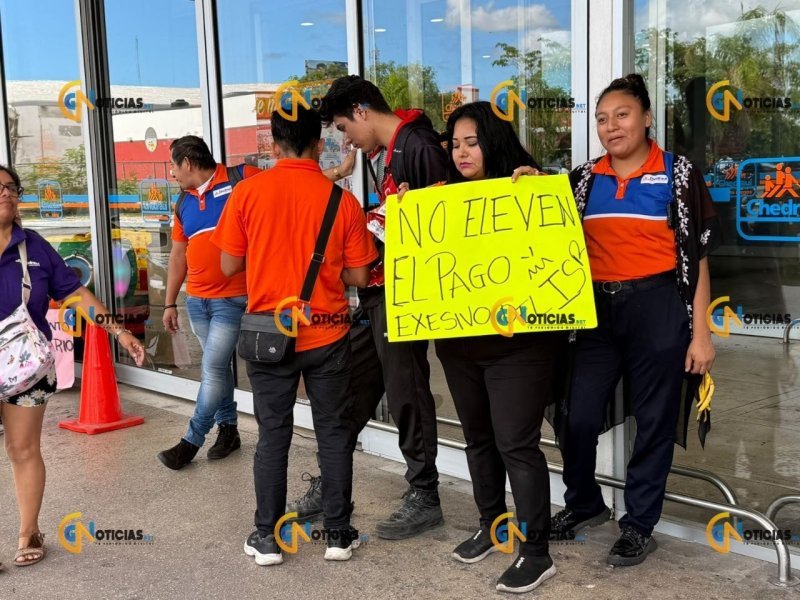 Empleados de Chedraui en Cancún protestan por cambios en pago y descuentos