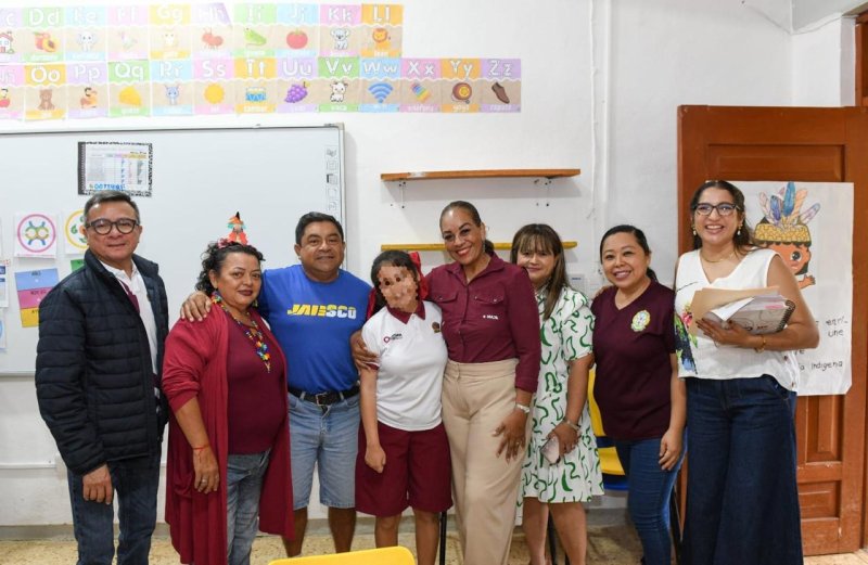 Entrega de mobiliario y tecnología a escuelas de Felipe Carrillo Puerto y José María Morelos