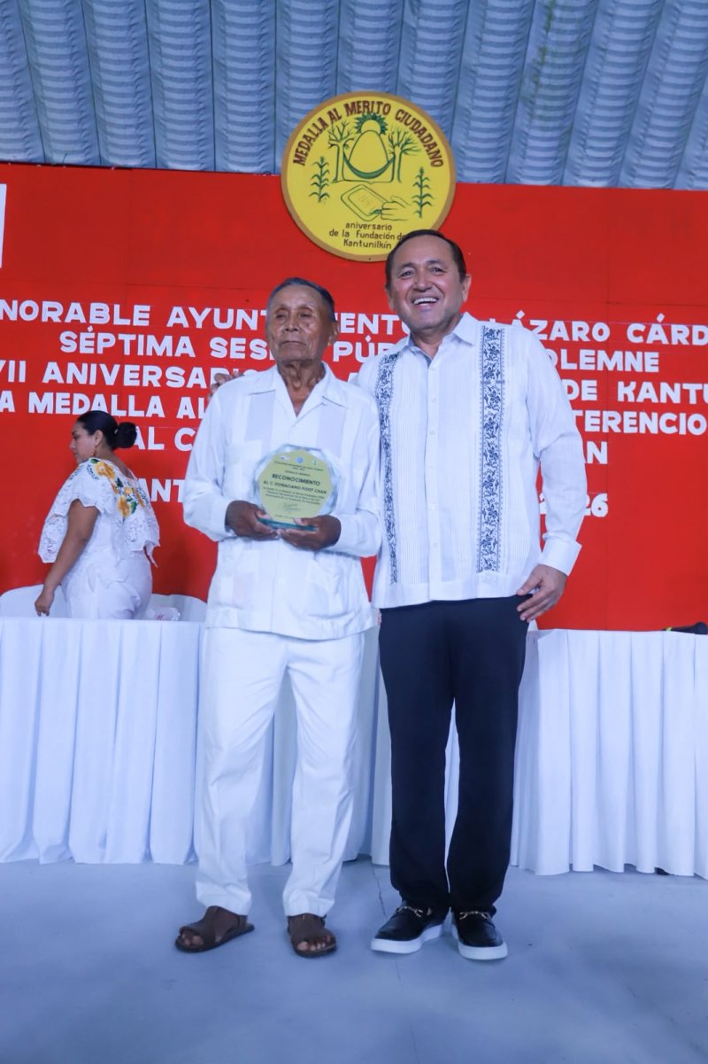 Entrega Nivardo Mena medalla al mérito ciudadano a Donaciano Poot Chan, presidente del Consejo Supremo Maya.