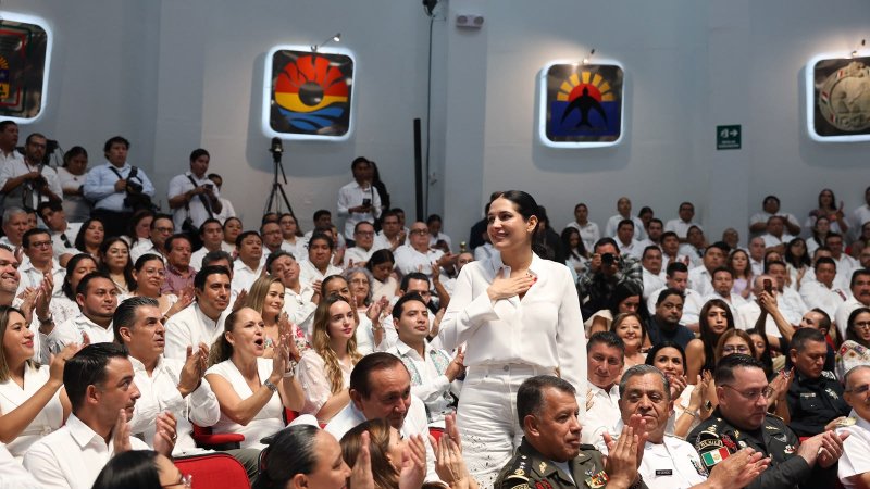 Estefanía Mercado acompaña a Mara Lezama en el 52 aniversario de Quintana Roo