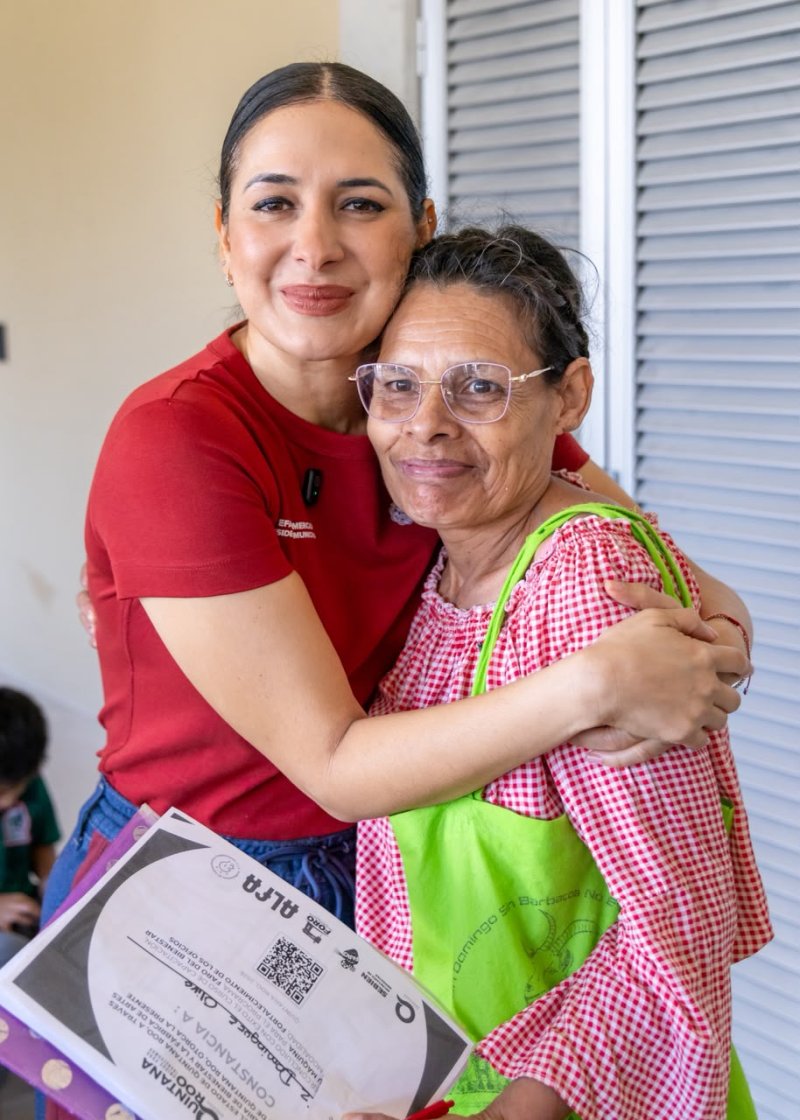 Estefanía Mercado acompaña entrega de máquinas de coser del programa FARO del Bienestar en Playa del Carmen