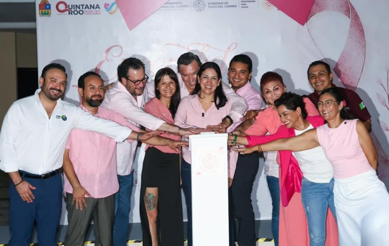 Estefanía Mercado enciende de rosa el Palacio Municipal y llama a prevenir el cáncer de mama
