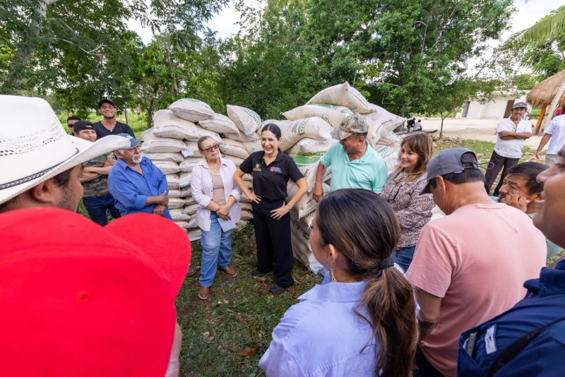 Estefanía Mercado entrega nueve toneladas de maíz a productores ganaderos de Playa del Carmen