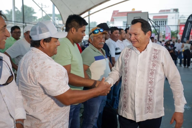 Gobernador entrega 214 motores fuera de borda a pescadores yucatecos