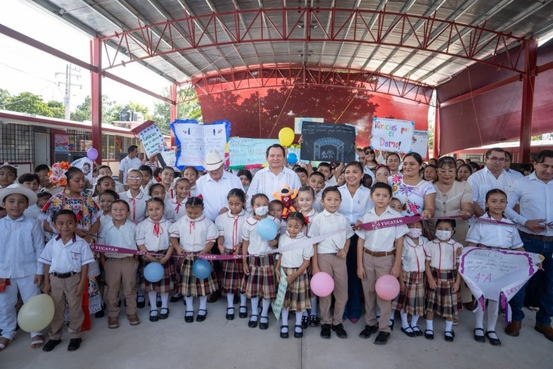 Gobernador entrega domo a la Escuela Primaria Mauro Monforte Mena en Sucilá