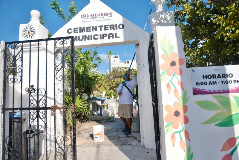 Gobierno de Isla Mujeres embellece panteones para el Día de Muertos